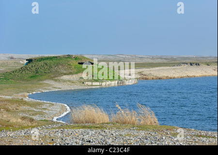 Hutte de chasse / aveugle le long du lac pour des prises de canards, Baie de Somme, Picardie, France Banque D'Images