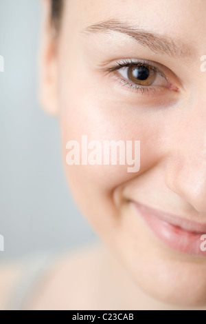 La moitié d'un visage de femme jeune Banque D'Images