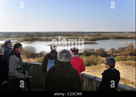 Guide et les ornithologues amateurs à la vue au-dessus de la nature réserver Parc du Marquenterre dans la baie de Somme, Picardie, France Banque D'Images