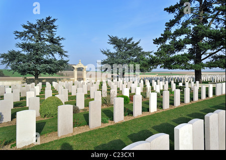 Pierres tombales au cimetière de la Première Guerre mondiale l'un des ouvriers chinois WW1 à Noyelles-sur-Mer, Baie de Somme, Picardie, France Banque D'Images