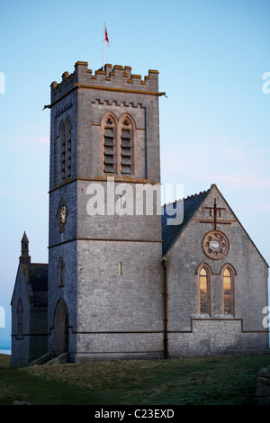 Soir lumière reflétée dans les fenêtres de l'Église Sainte-hélène sur Lundy Island, Devon, Angleterre Royaume-uni en mars - Eglise St Helens Banque D'Images