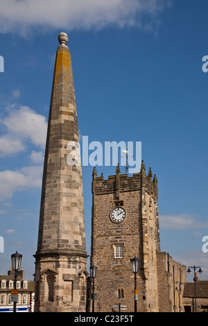 L'Obélisque et de l'église Trinity tower, Place du marché, Richmond, North Yorkshire Banque D'Images