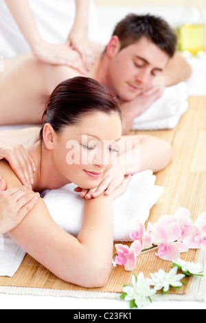 Young caucasian couple recevant un massage arrière Banque D'Images