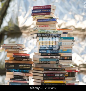 Des piles de livres de poche d'occasion Banque D'Images