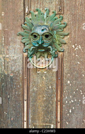 La réplique du sanctuaire de bronze knocker sur la porte de la cathédrale de Durham, County Durham, Angleterre Banque D'Images