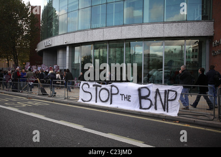 Les manifestants se rassemblent à Londres, les studios de télévision de la BBC en avance sur l'arrivée de chef de parti national britannique Nick Griffin, qui est due à Banque D'Images