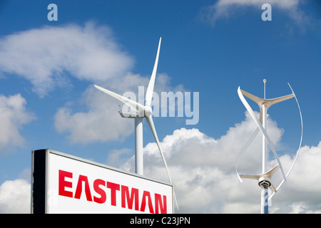 Une éolienne de 2 MW, la production d'électricité renouvelable dans les motifs de l'Eastman factory à la périphérie de Workington, Cumbri Banque D'Images
