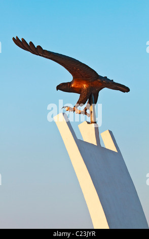 Aigle de bronze au National Memorial Arboretum commémorant le personnel de la RAF qui ont pris part à l'Pont Aérien de Berlin 1947 Banque D'Images