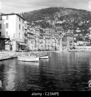 Années 1950. La France. Vue sur le port et les environs de Villefranche-sur-Mer, dans cette photographie historique par J Allan l'argent comptant. Banque D'Images