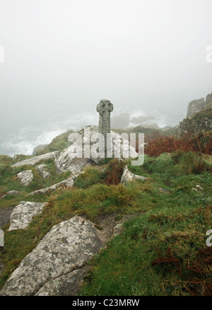 Un mémorial de croix de pierre celtique à un jeune botaniste qui est mort ici près de Lamorna Cove un jour d'hiver brumeux, West Country, Cornwall, Angleterre, Royaume-Uni Banque D'Images