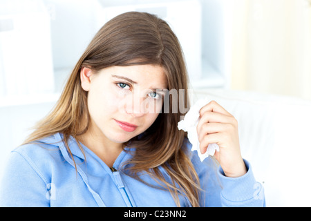 Jeune femme en colère d'un produit désinfectant Banque D'Images