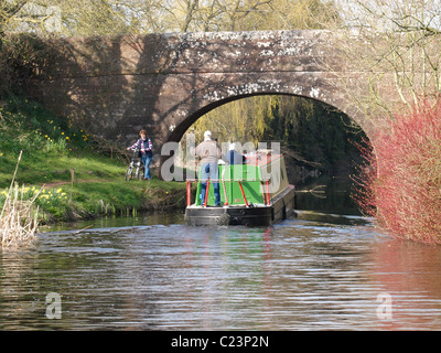 Voile en passant sous le pont Crownhill, le Grand Canal de l'Ouest, Tiverton, Devon, UK Banque D'Images