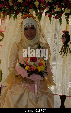 Bride holding Flowers, communauté musulmane islamique , mariage , Bangkok, Thaïlande Banque D'Images