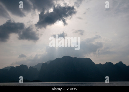 Soleil au-dessus du lac Cheow Larn, parc national de Khao Sok, Thaïlande du sud Banque D'Images