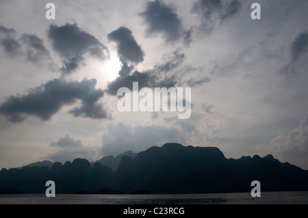 Soleil au-dessus du lac Cheow Larn, parc national de Khao Sok, Thaïlande du sud Banque D'Images