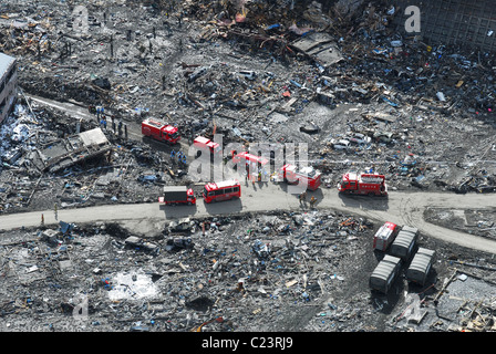 Japon (18 mars 2011) Vue aérienne de la Force d'autodéfense japonaise et les équipes de secours en cas de catastrophe à la recherche SUKUISO Banque D'Images