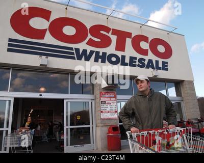 Un homme avec panier en dehors de Costco Wholesale, un USA big box chain store, le 24 mars 2011, Katharine Andriotis Banque D'Images