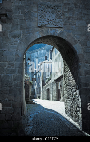 Scène de rue France - Français médiéval typique de la vieille rue pavée par une arche dans les murs de la ville de Vannes, Morbihan, Bretagne, France Banque D'Images