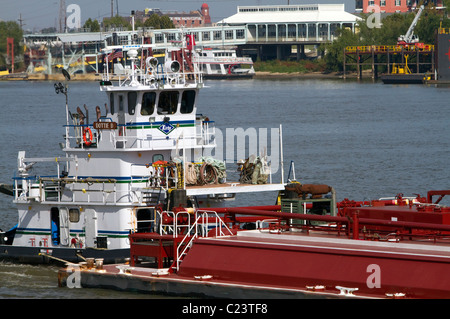 Tug boat et river barge sur le fleuve Mississippi à la Nouvelle Orléans, Louisiane, USA. Banque D'Images