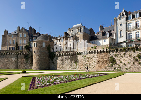 Les murs de la ville, jardins et maisons de la cité médiévale de Vannes, Morbihan, Bretagne, France Banque D'Images
