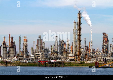 Raffinerie de pétrole sur le fleuve du Mississippi près de La Nouvelle-Orléans, Louisiane, Etats-Unis. Banque D'Images