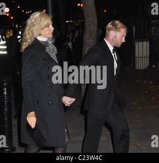 Ronan Keating et sa femme Yvonne arrivent à la maison funéraire Jennings pour aider à déplacer le cercueil de Wafa à Saint-Laurent Banque D'Images