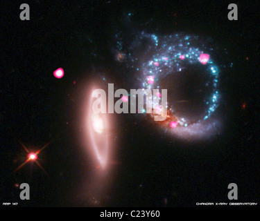 L'anneau de trous noirs géants paire de galaxies en interaction Banque D'Images