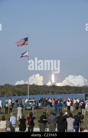 Décollage de la navette spatiale Discovery à partir de la plateforme de lancement 39A au Centre spatial Kennedy en Floride, la mission STS-133 Banque D'Images