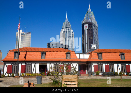 Intérieur du Fort Conde avec le centre-ville de Mobile dans l'arrière-plan, Alabama, USA. Banque D'Images