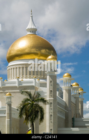 Le sultan Omar Ali Saifuddien Mosque avec dôme en or pur, minarets et de palmiers. Banque D'Images