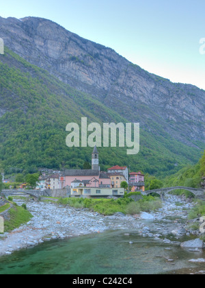 Petit village d'Bignascoin la soirée avec ses deux ponts situé dans la vallée supérieure de la rivière Maggia au Tessin en Suisse Banque D'Images