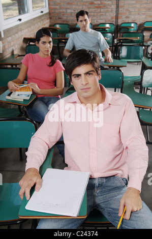 Les étudiants, à la recherche, à l'appareil photo,,,, à l'université, classe, prix, campus, examen, l'apprentissage, sérieux. Banque D'Images