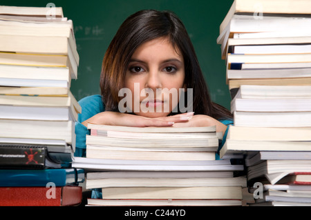 Étudiant, à, l'université, salle de classe, entre, livres, étudier, de préparer, un, examen, à la recherche, à, la, appareil photo, livres, des devoirs. Banque D'Images