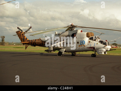 Le Mil Mi-24 (Cyrillique : Миль Ми-24, 'OTAN Hind) est une immense (hélicoptère de combat et d'hélicoptères d'attaque)[1] et lo Banque D'Images