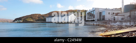 La Distillerie Caol Ila sur l'île d'Islay vue depuis le nord avec l'île de Jura, à gauche, en arrière-plan Banque D'Images