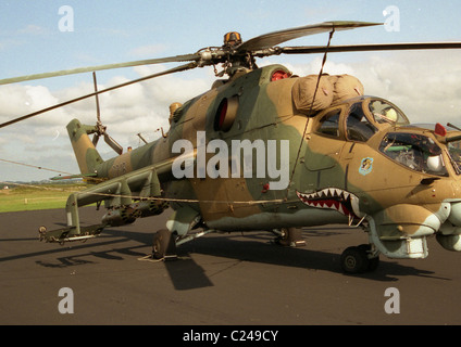 Le Mil Mi-24 (Cyrillique : Миль Ми-24, 'OTAN Hind) est une immense (hélicoptère de combat et d'hélicoptères d'attaque)[1] et lo Banque D'Images