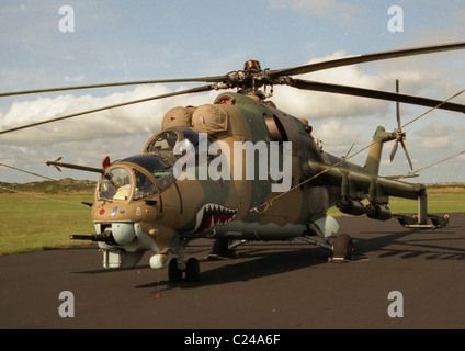 Le Mil Mi-24 (Cyrillique : Миль Ми-24, 'OTAN Hind) est une immense (hélicoptère de combat et d'hélicoptères d'attaque)[1] et lo Banque D'Images