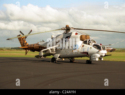 Le Mil Mi-24 (Cyrillique : Миль Ми-24, 'OTAN Hind) est une immense (hélicoptère de combat et d'hélicoptères d'attaque)[1] et lo Banque D'Images