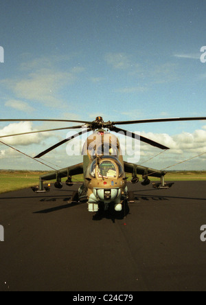 Le Mil Mi-24 (Cyrillique : Миль Ми-24, 'OTAN Hind) est une immense (hélicoptère de combat et d'hélicoptères d'attaque)[1] et lo Banque D'Images