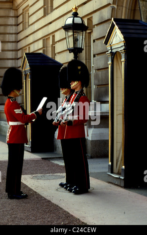 Un détachement de la 'vieille garde' formes là-haut dans Friary Court à 11:00am pour une inspection par le commandant de la garde de la Reine. Banque D'Images