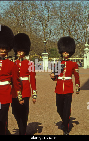 Un détachement de la 'vieille garde' formes là-haut dans Friary Court à 11:00am pour une inspection par le commandant de la garde de la Reine. Banque D'Images