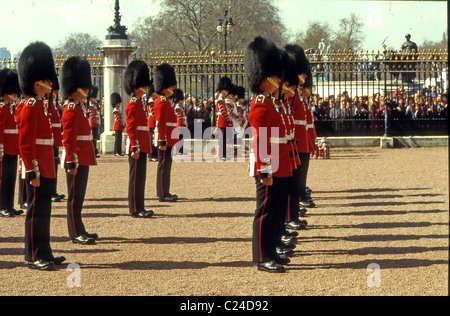 Un détachement de la 'vieille garde' formes là-haut dans Friary Court à 11:00am pour une inspection par le commandant de la Garde côtière de Queens. Banque D'Images