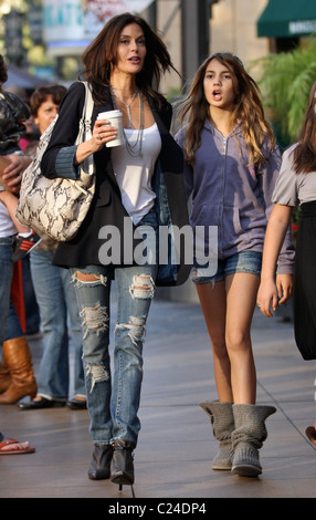 Teri Hatcher et sa fille Emerson Rose aller faire du shopping ensemble à Hollywood, Los Angeles, Californie, USA - 07.11.09 Banque D'Images