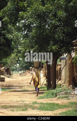 Femme avec godet sur sa tête, Minjibir, Kano. Banque D'Images