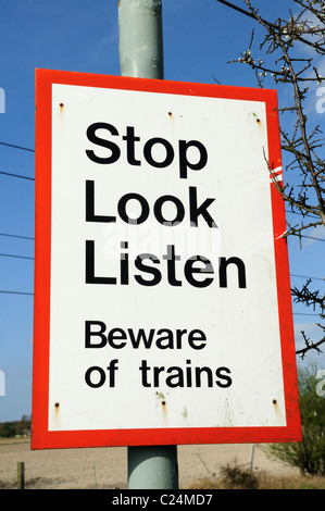 Arrêter de regarder Écouter Méfiez-vous des trains Panneau d'avertissement à un passage à niveau, Harston, Cambridgeshire, Angleterre, RU Banque D'Images