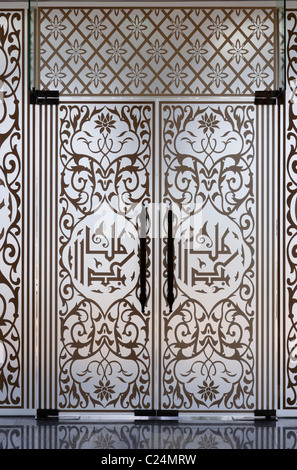 Porte en verre de mosquée de cristal à l'île de Man Wan à Terengganu, Malaisie. Banque D'Images