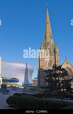 L'église St Martin, avec Selfridges en arrière-plan, le centre commercial Bullring Birmingham, UK Banque D'Images