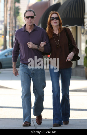 Marcia Cross et son mari Tom Mahoney revenir à pied à leur voiture après la visite de l'AFK mobilier pour enfants Los Angeles, Banque D'Images