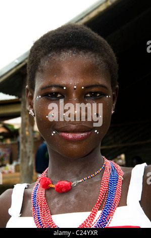 Portrait d'une belle femme Peul prises au nord du Bénin, près de la frontière du Niger. Banque D'Images