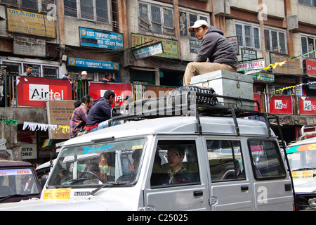 Les passagers attendent des taxis collectifs dans les villes voisines à Chowk Bazar de taxi à Darjeeling, West Bengal, India. Banque D'Images